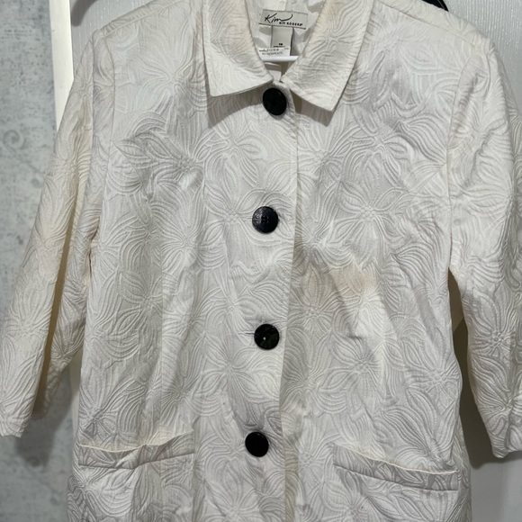 Kim, Rogers size 16 white jacket with big black buttons - Picture 1 of 2